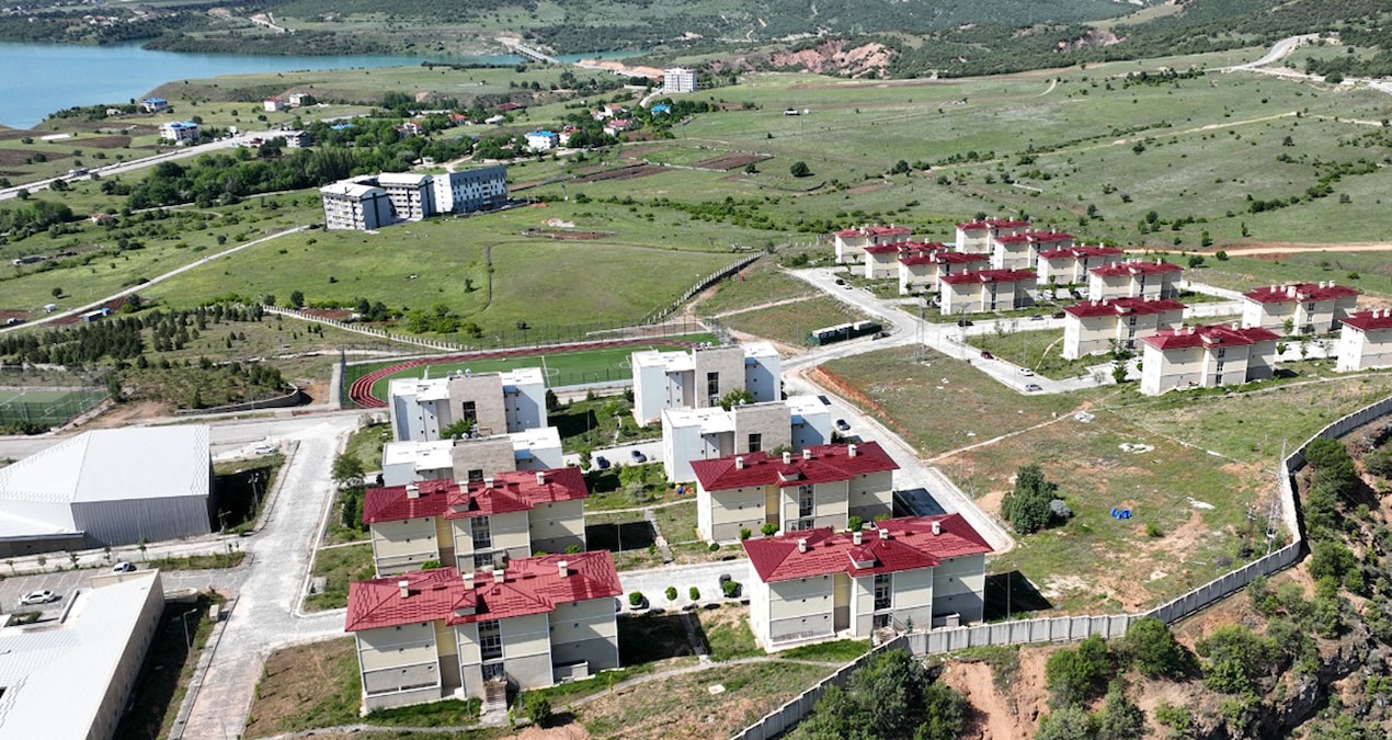 Kira zammı akademisyenlerle rektörü mahkemelik etti