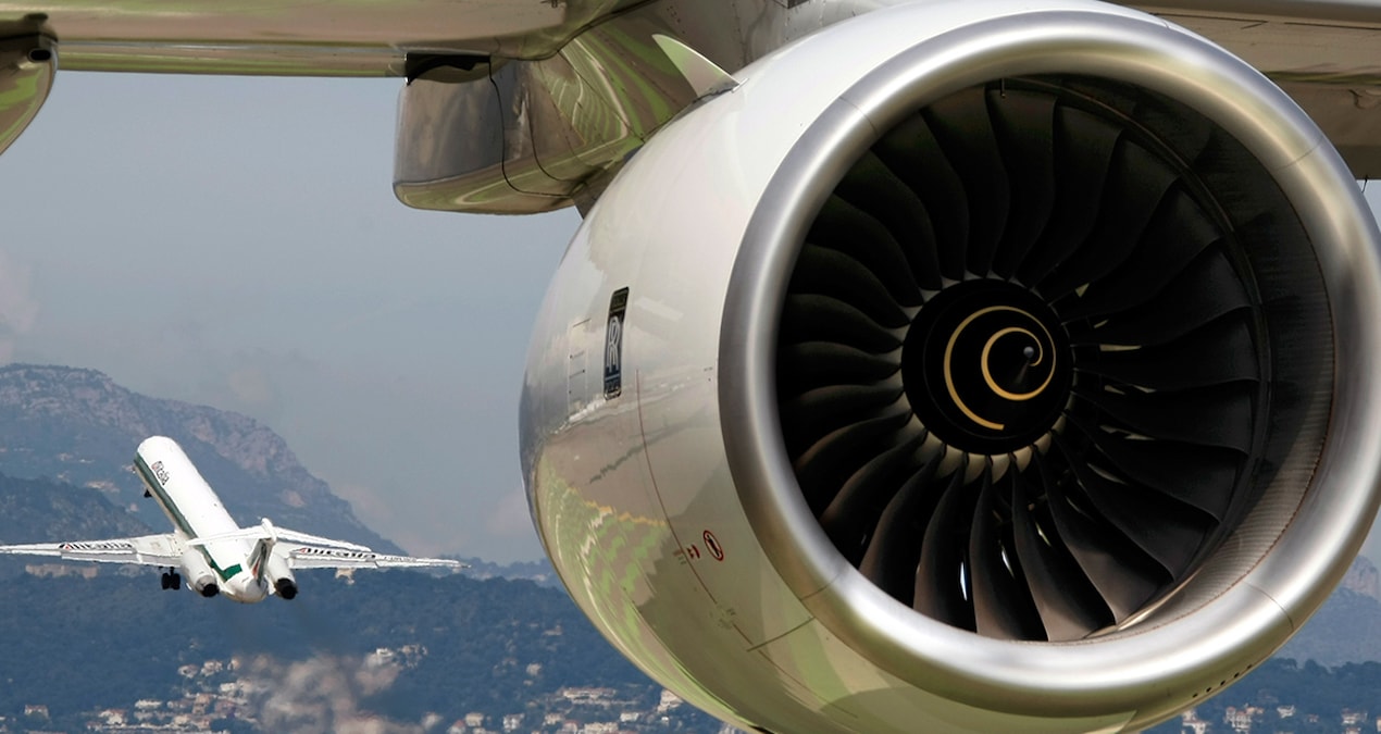 Uçak motoruna kapılan kişi öldü