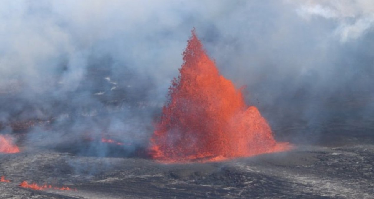 Yanardağ harekete geçti: Elektrikler kesildi, lavlar yolları kapladı