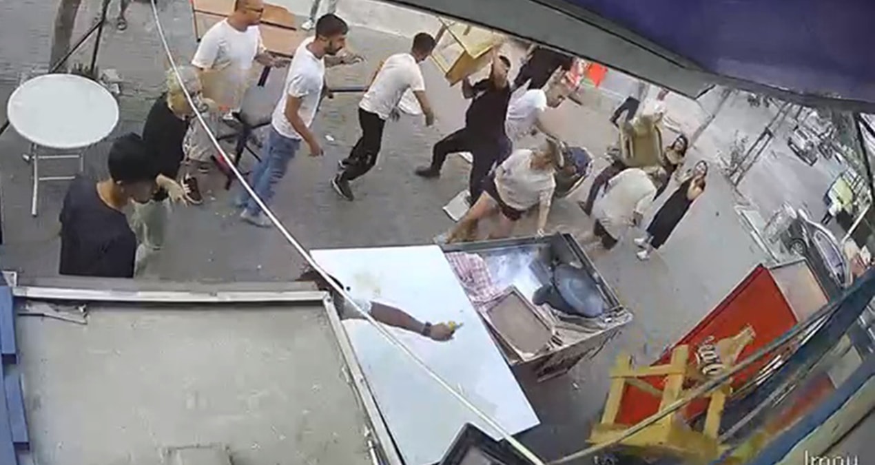 15 kişi toplandı, kadının iş yerine böyle saldırdı