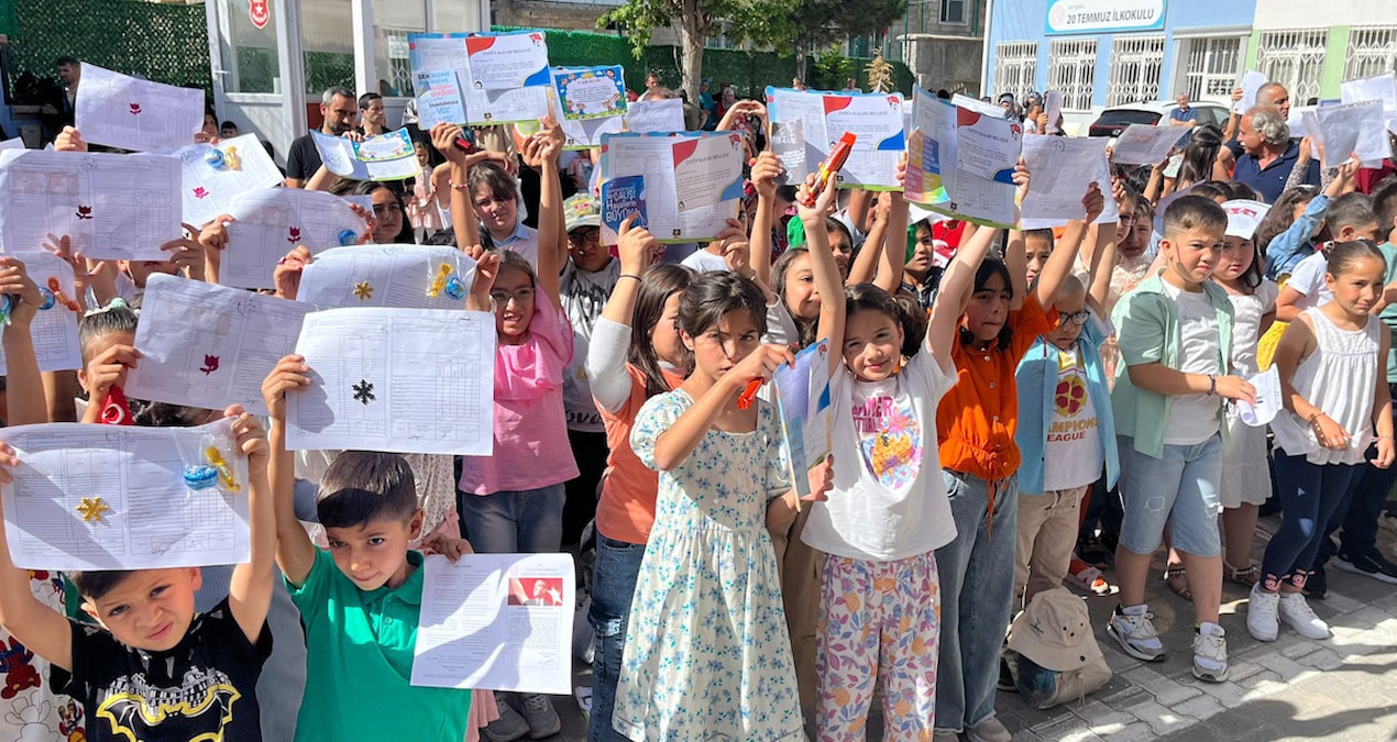 20 milyon öğrencinin karne heyecanı! Yaz tatili başladı