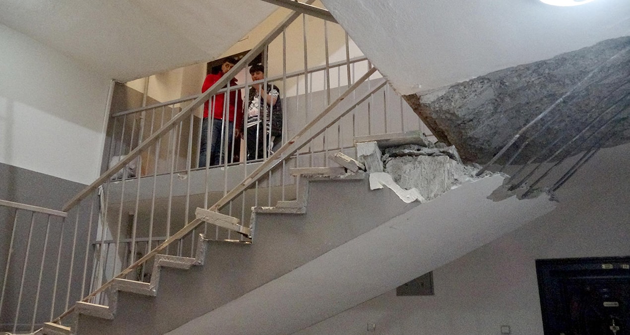30 yıllık binanın merdivenleri çöktü