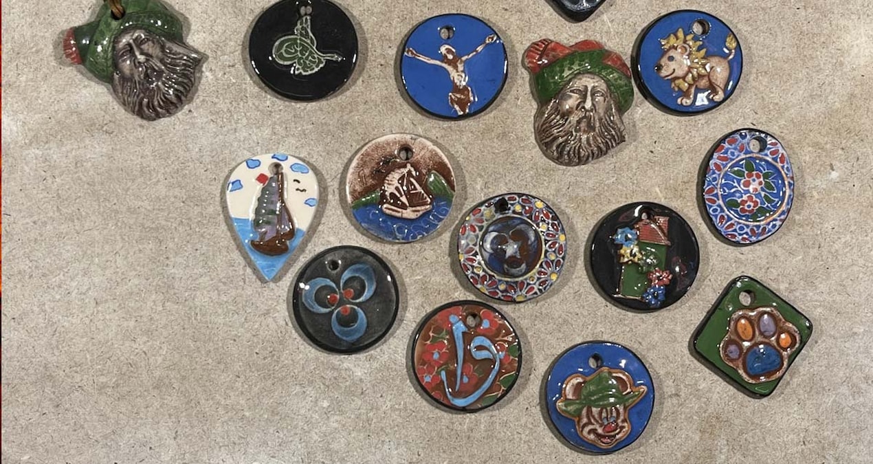 8 bin yıllık tarihi olan seramiği, babalarından öğrendikleri teknikle modernize ettiler