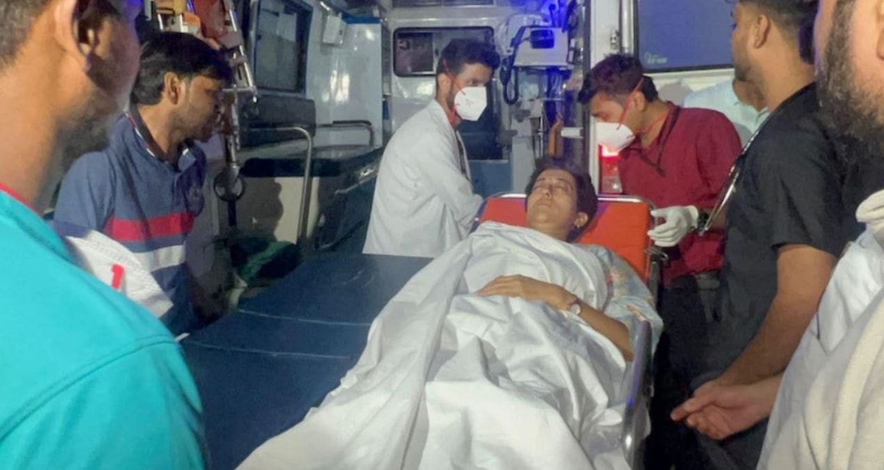 Açlık grevine giren bakan hastaneye kaldırıldı