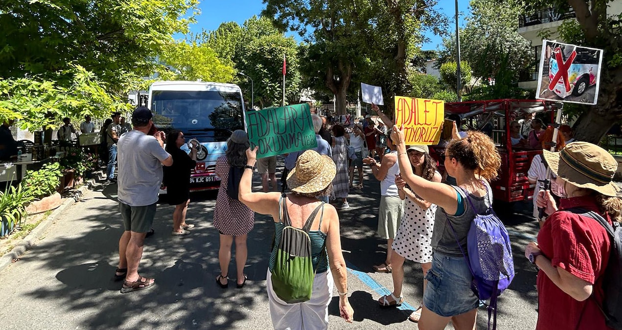 Adalar’da minibüs protestosu sürüyor
