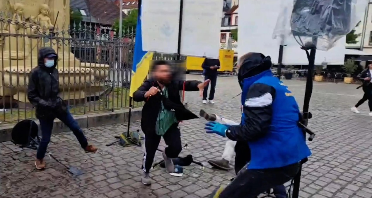 Alman siyasetçi sokak ortasında bıçaklandı