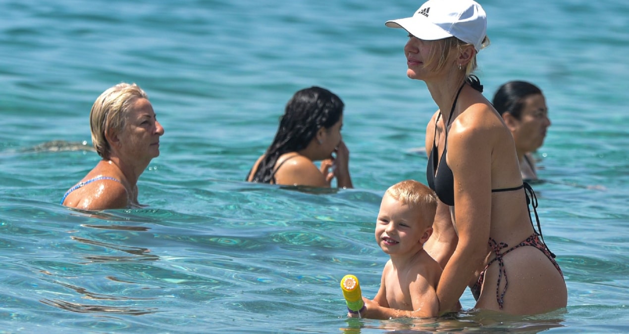 Antalya’da plajlar ’45 derecelik’ uyarıya rağmen doldu