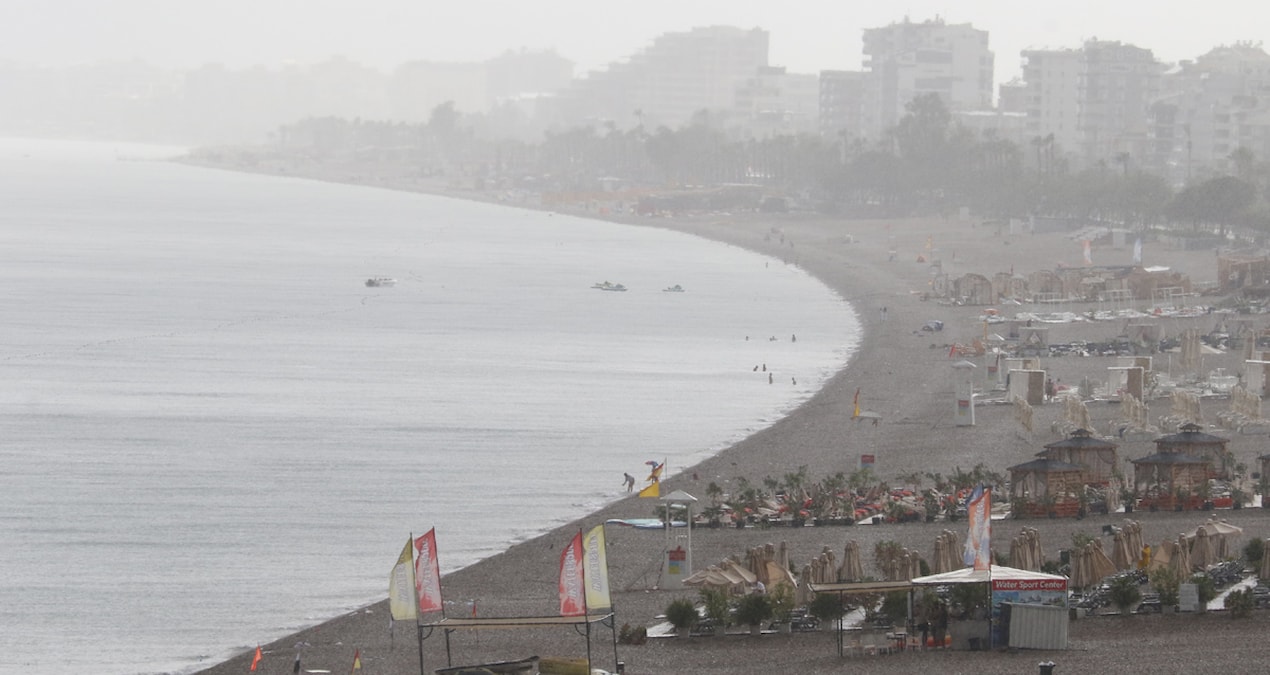 Antalya’da yağmur ve fırtına hayatı olumsuz etkiledi