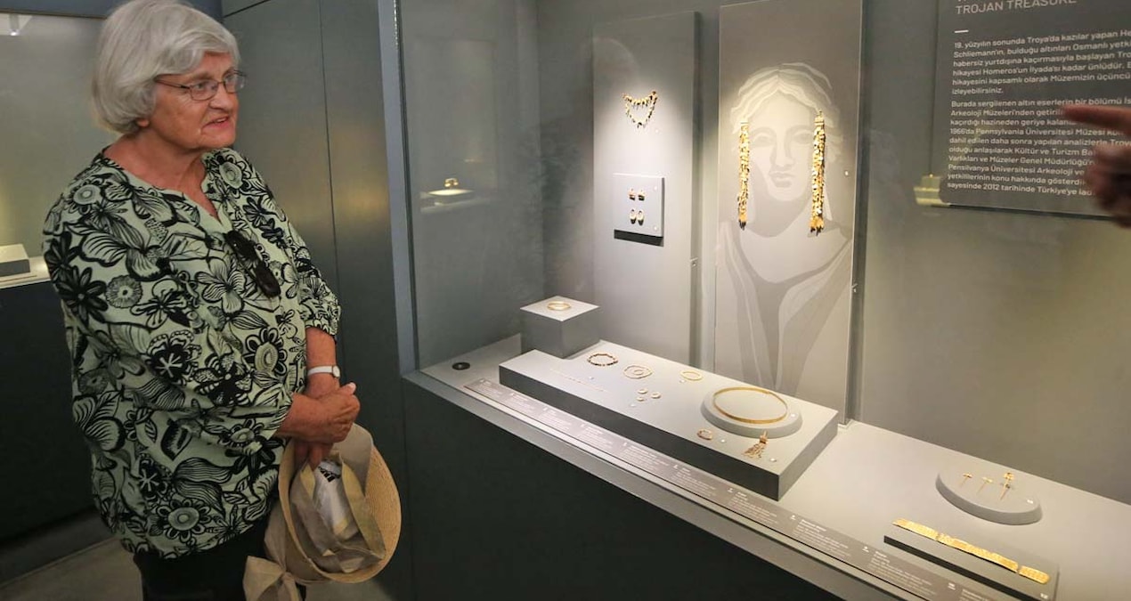 Arkeolog eşinin hayalini kurduğu Troya Müzesi’ni ilk kez gezdi