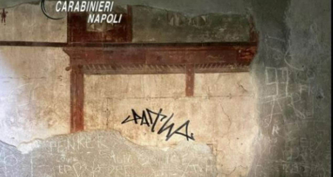 Avrupalı turist Antik Roma duvarına zarar verdi