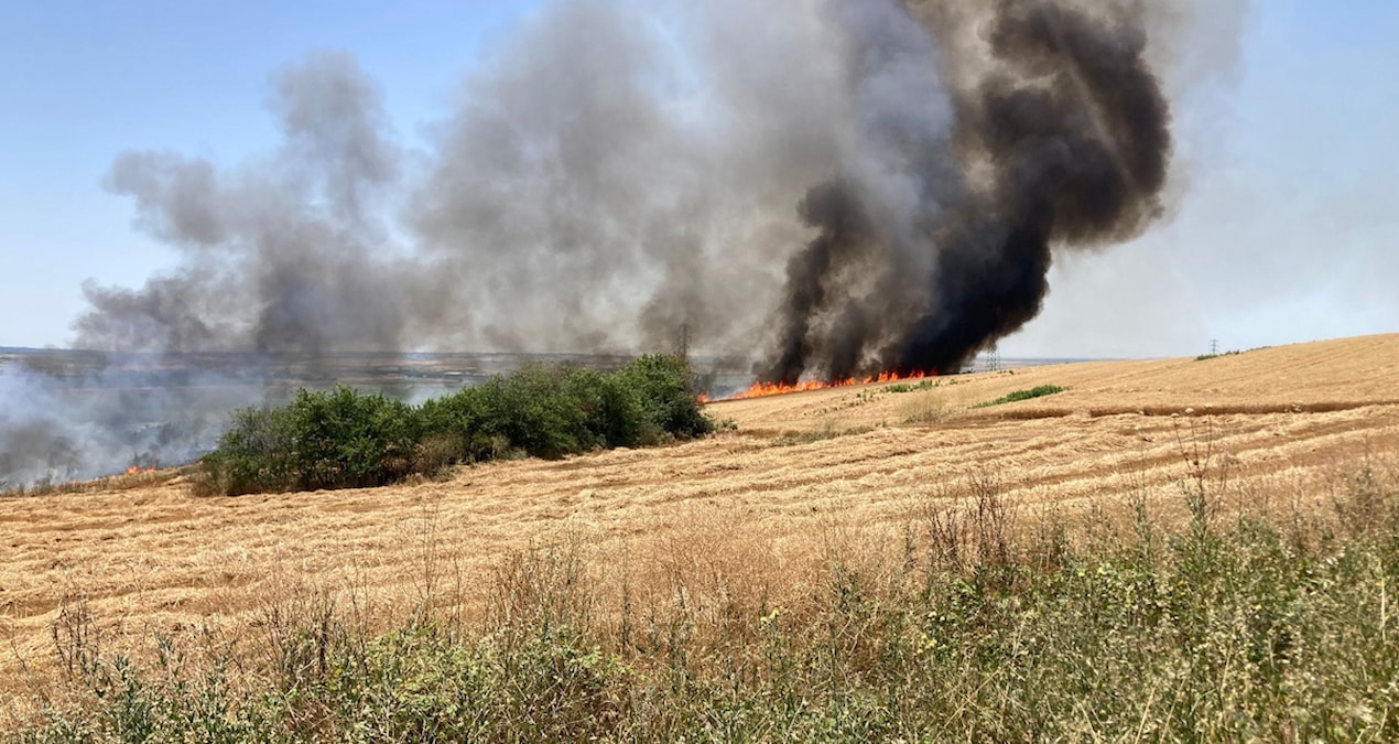 Biçerdöver alev aldı! 90 dekar ekili buğday yandı