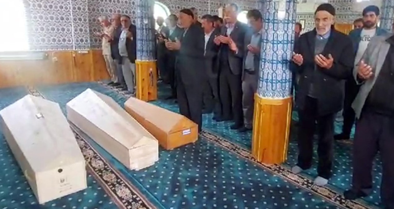 Bursa’da babalarının öldürdüğü üç kardeş, yan yana defnedildi