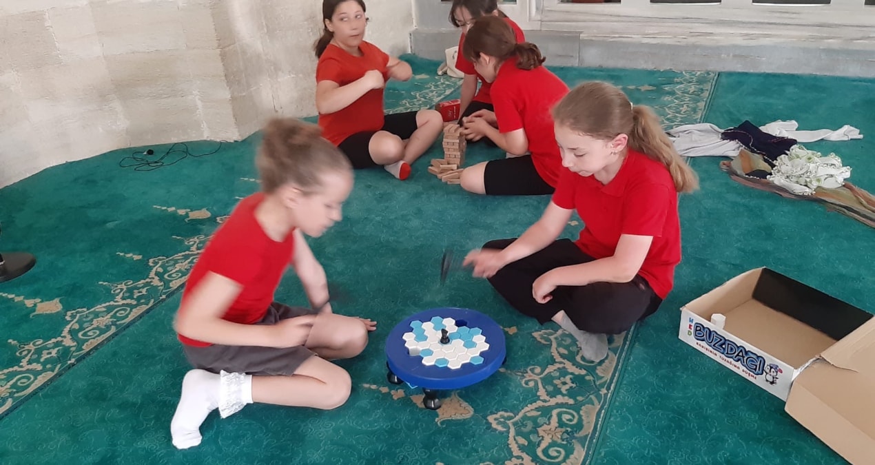 Camilerde dart oynayıp ip atlıyorlar