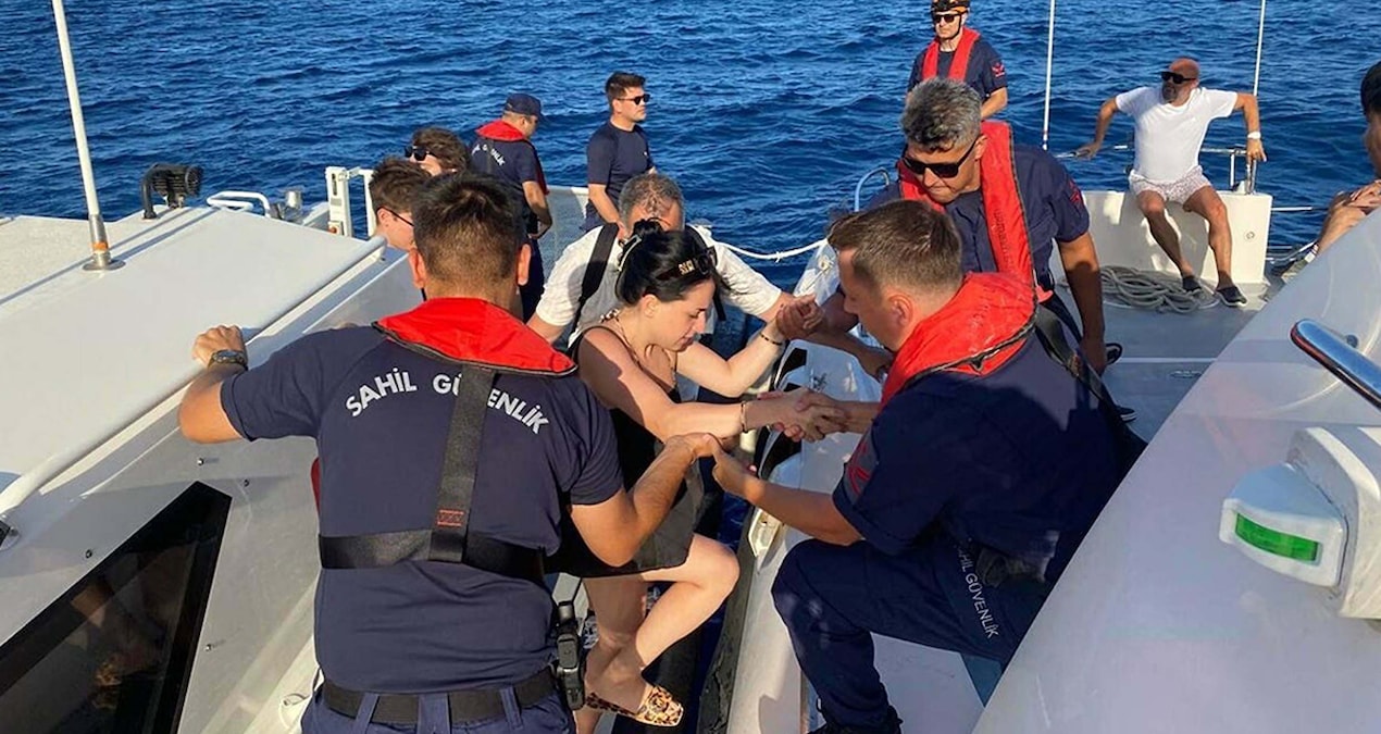 Çanakkale’de yangında 99 kişiye denizden tahliye