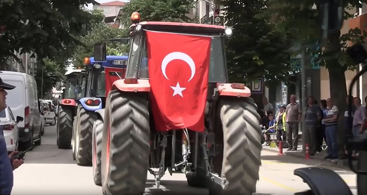 Çiftçiler traktörlerle eylem yaptı