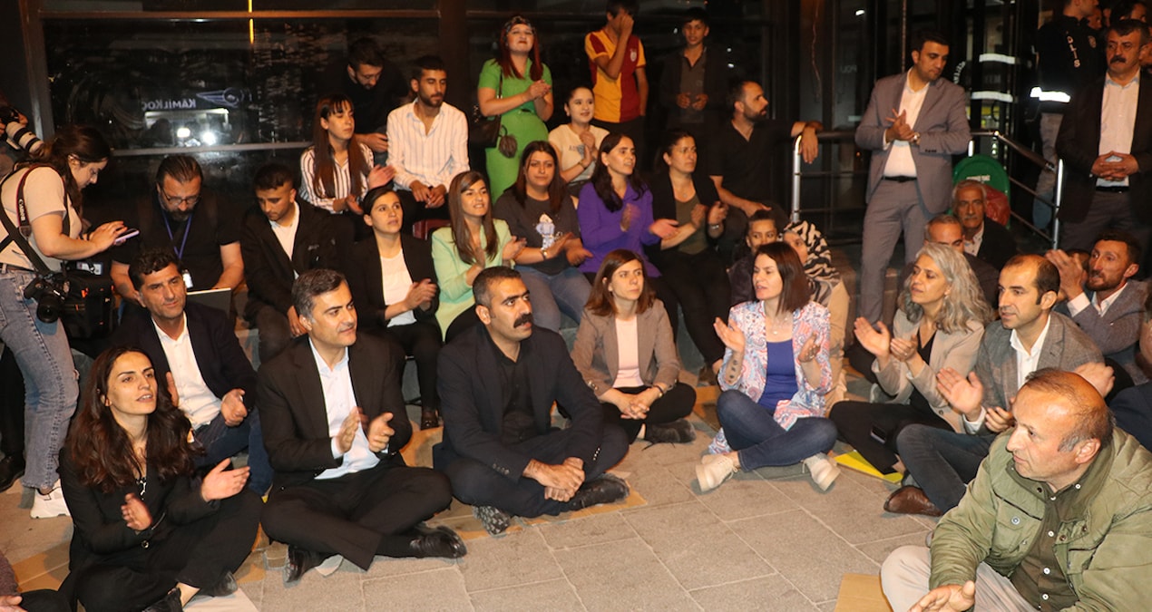 DEM Parti vekillerinden oturma eylemi