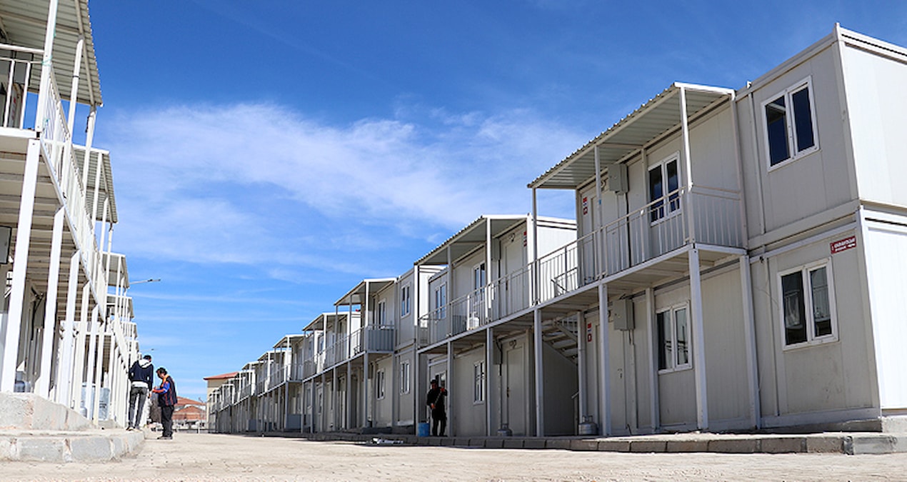 Depremzedelerin yaşadığı konteynerlerdeki boşaltma işlemine tepki