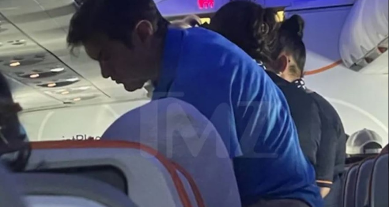 Doktor Öz, uçakta fenalaşan yolcuya müdahale etti