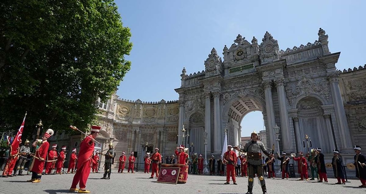 Dolmabahçe Sarayı’nda yaz coşkusu mehteran ile başladı