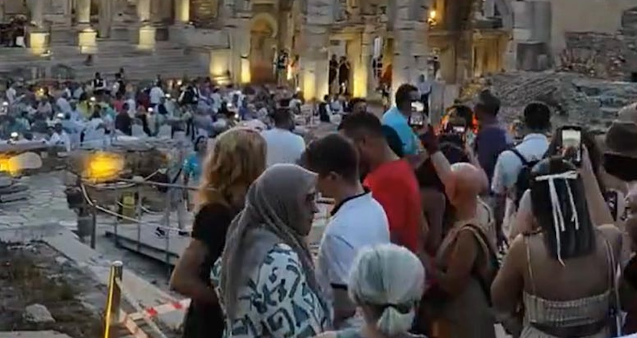 Efes’te vatandaşlar Celsus Kütüphanesi’ne alınmadı