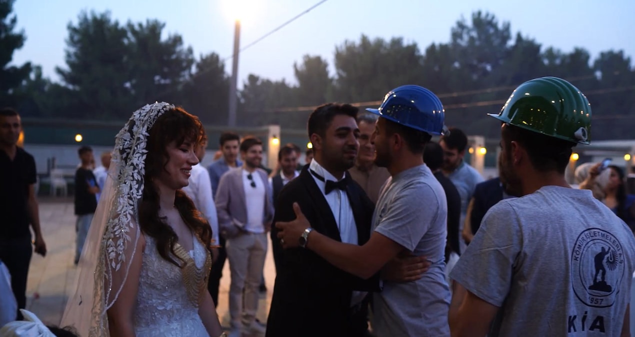 Enkazdan kurtardılar, düğününde sürpriz yaptılar