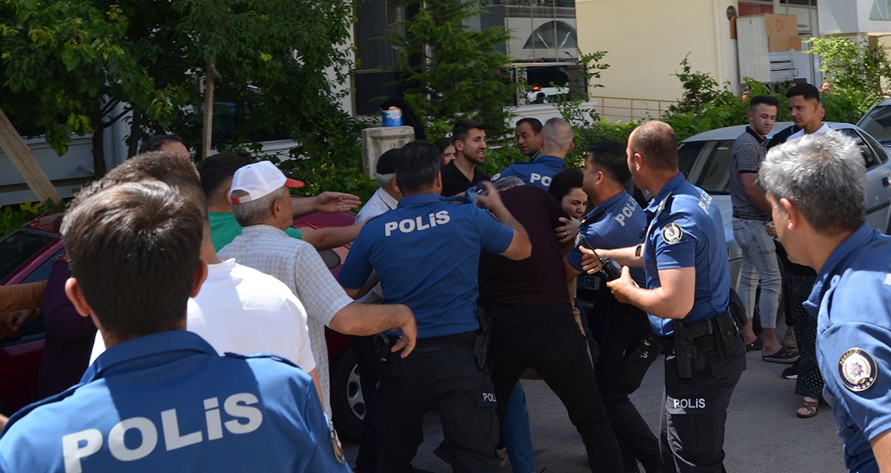 Evdeki yangın sonrası ortalık karıştı, polisten gazlı müdahale