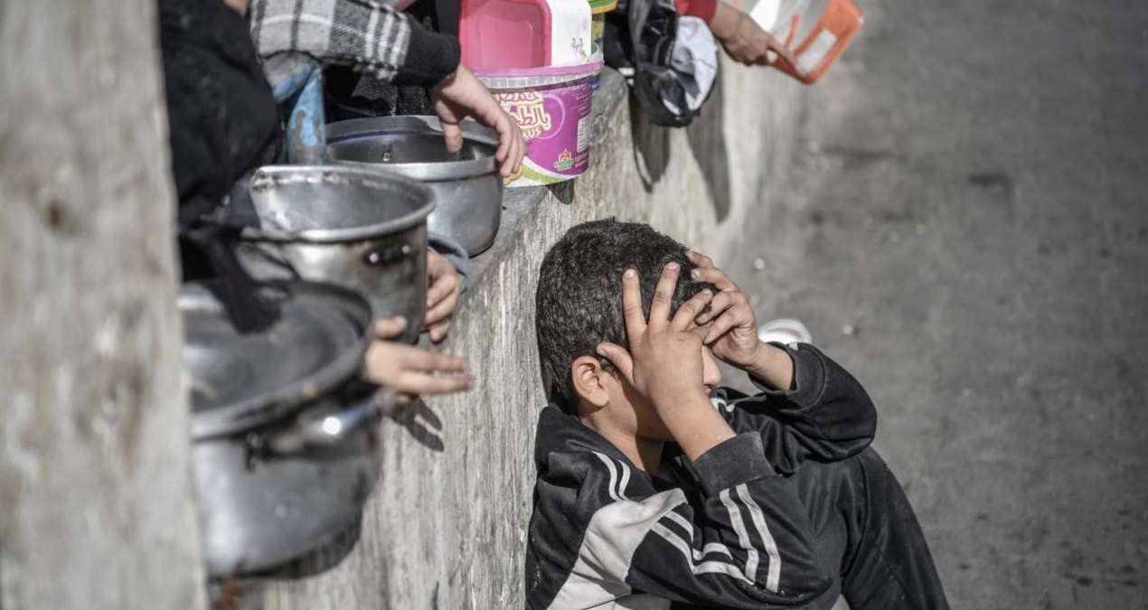 Gazze’de açlık krizi: Bozuk gıdaları yiyenler zehirleniyor