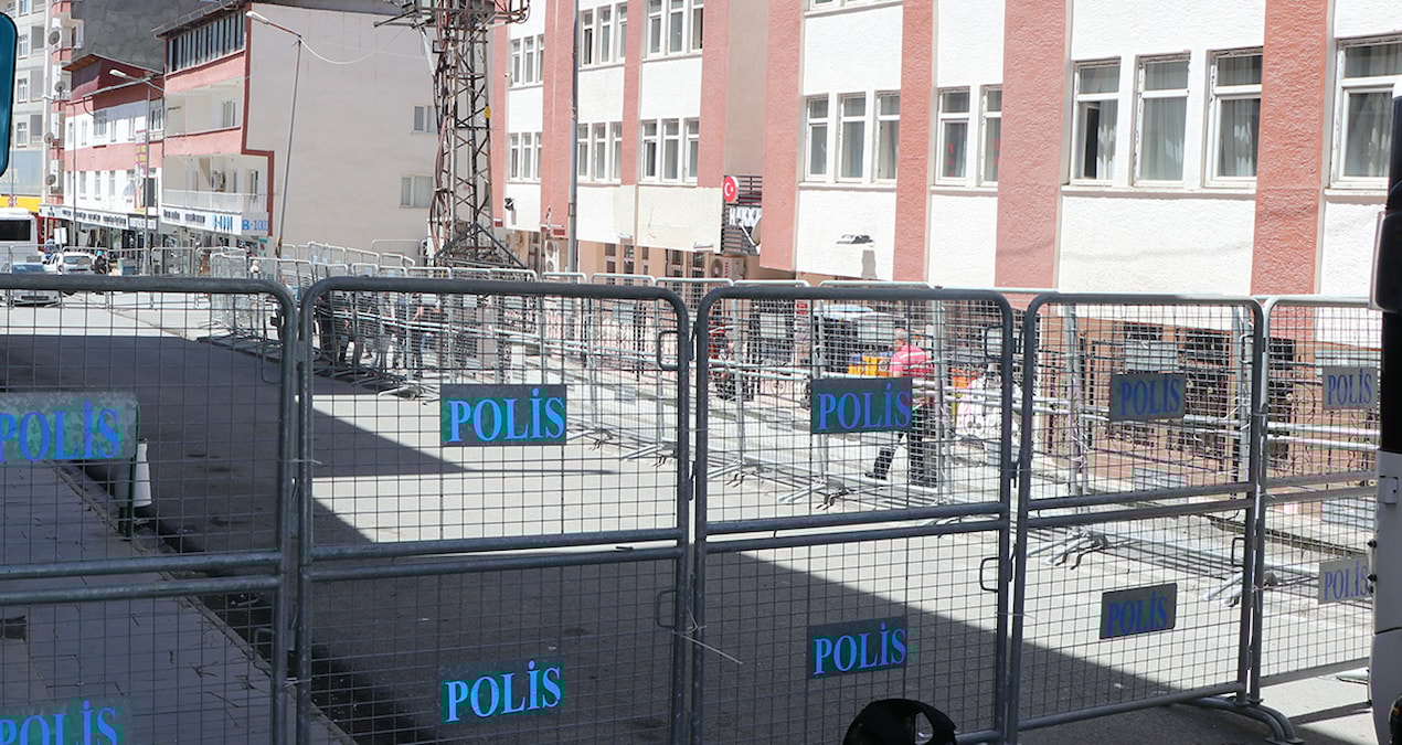 Hakkari’de belediye caddesi kapatıldı