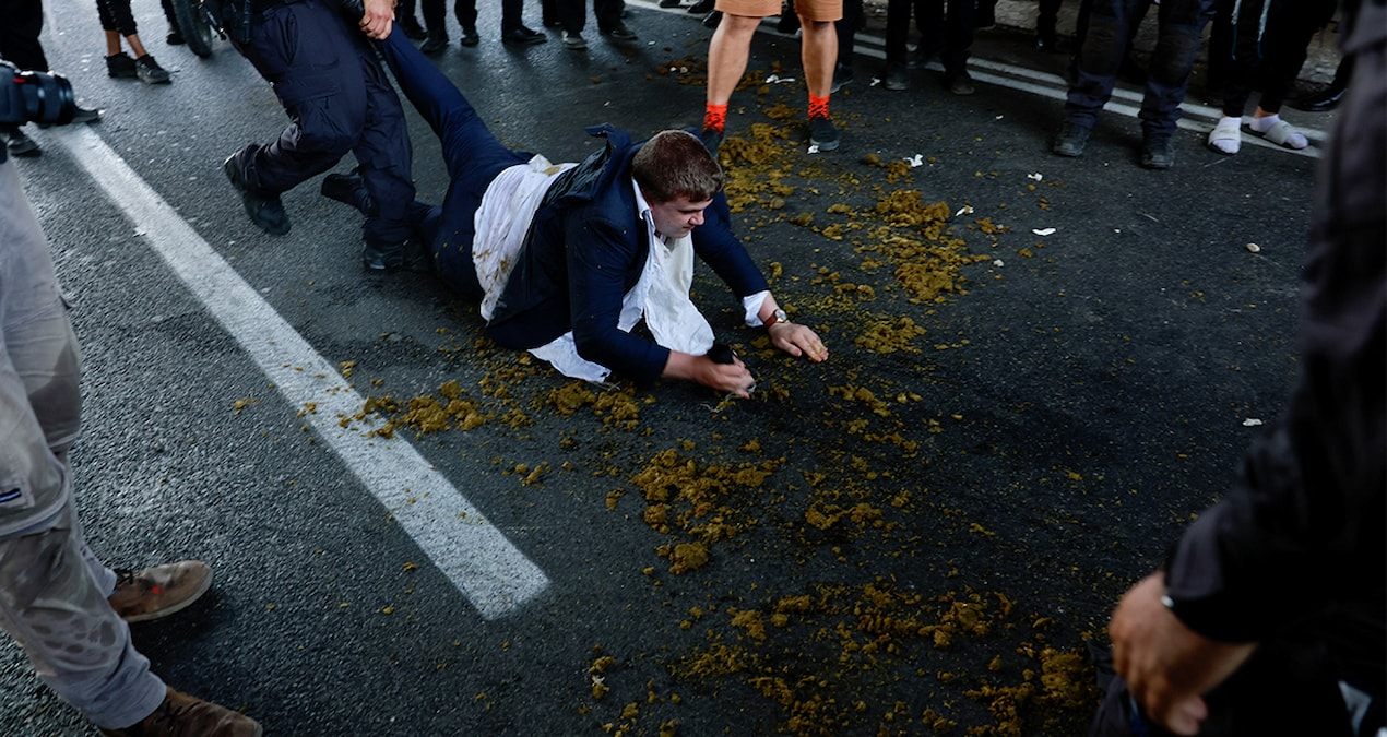 Harediler ayaklandı: Polisten çok sert müdahale