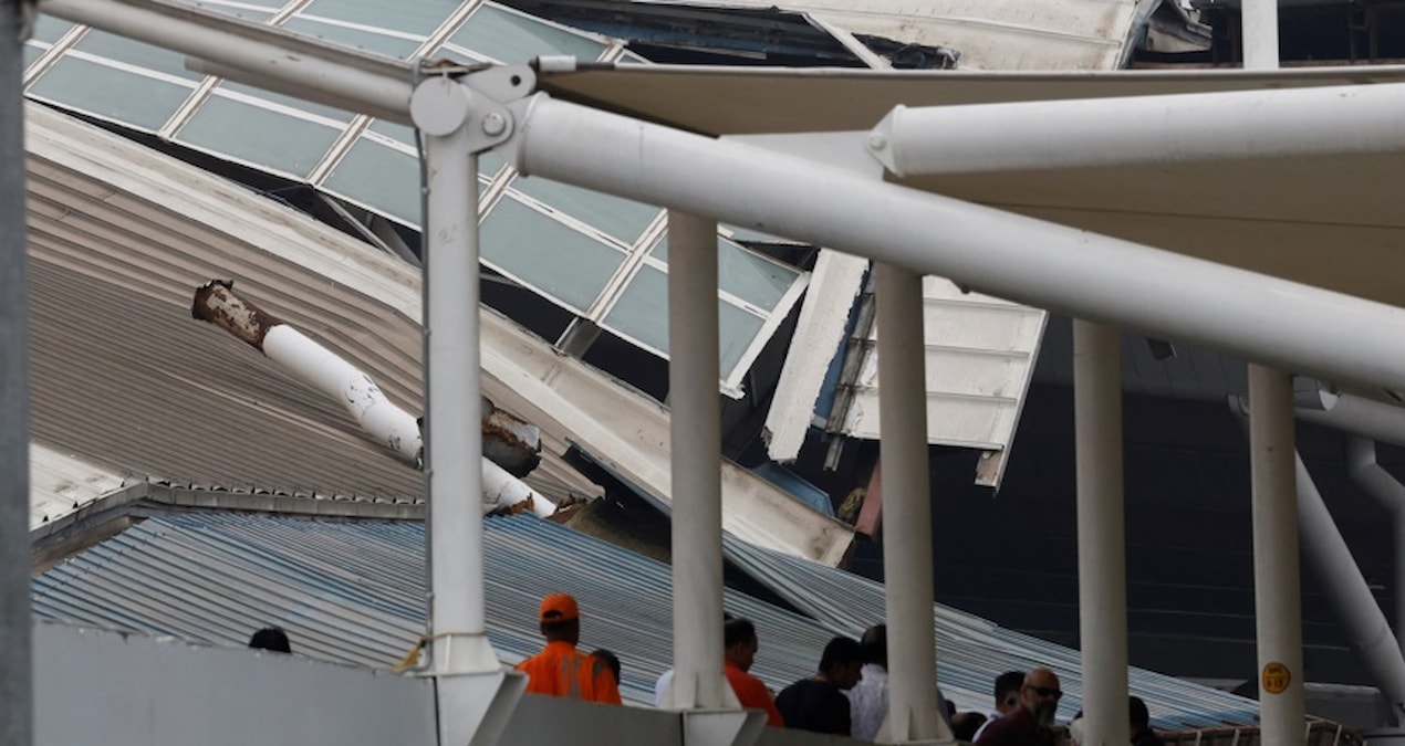 Havalimanının çatısı çöktü, ölü ve yaralılar var