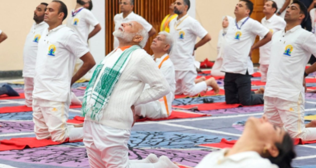 Hindistan Başbakanı, tansiyonun yüksek olduğu bölgede yoga yaptı