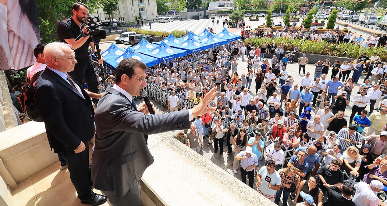 İmamoğlu’nun belediye ziyareti mitinge dönüştü
