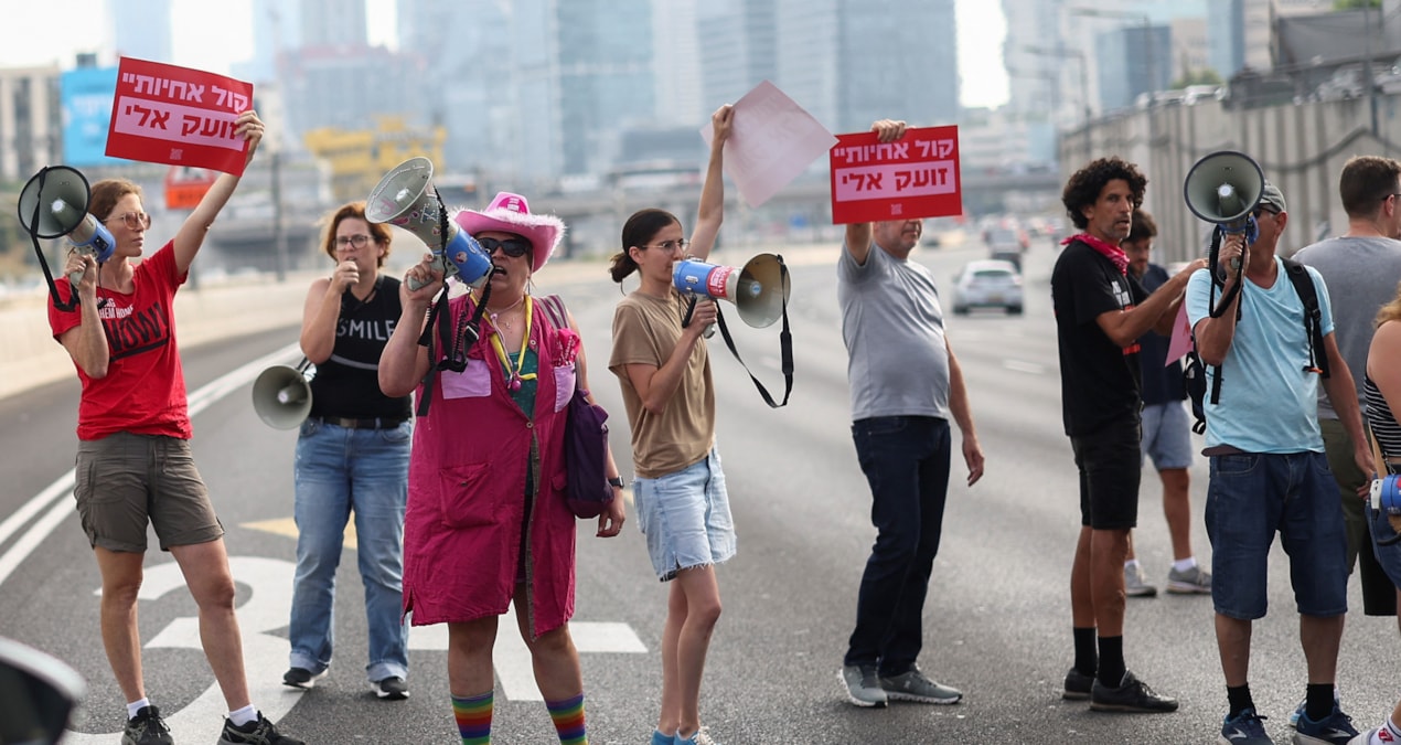 İsrailli esirlerin aileleri yolları kapattı