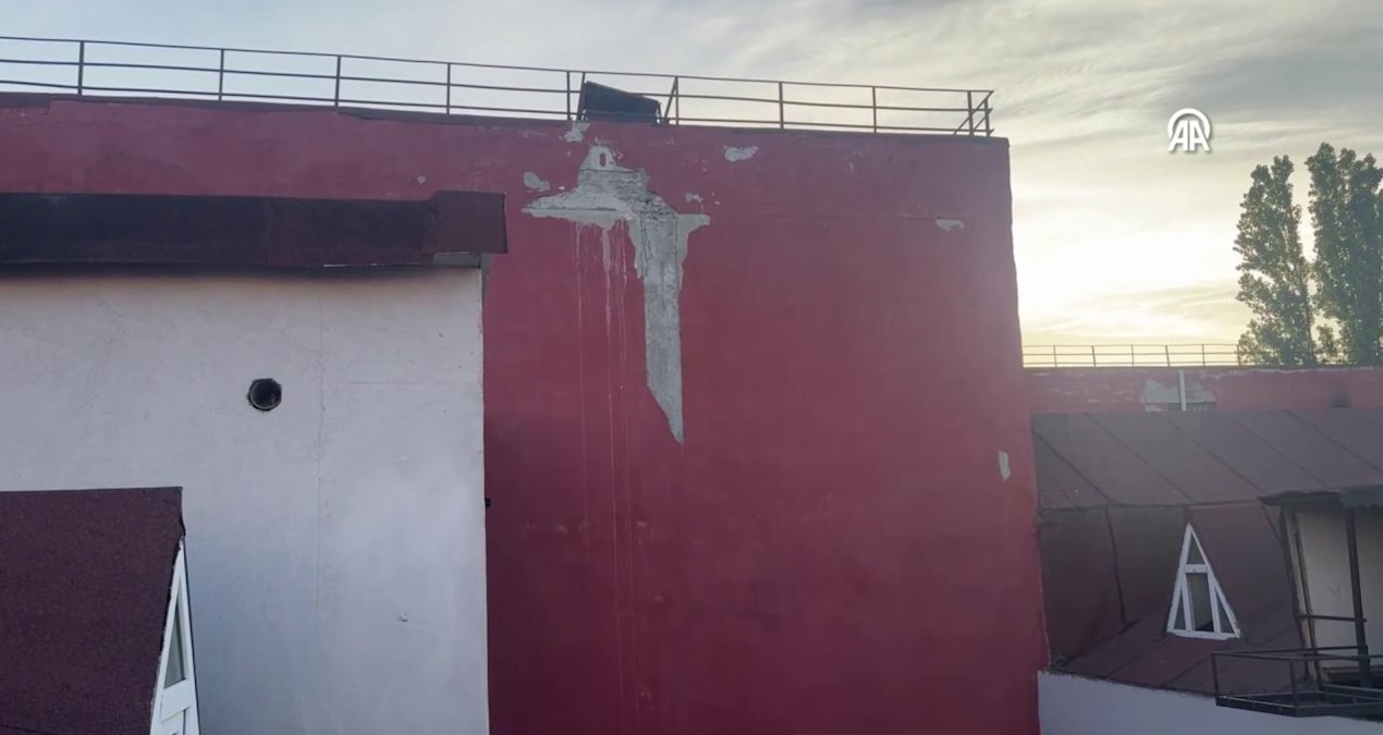 İstanbul dökülüyor… Binadan kopan parça çocuğu kesti