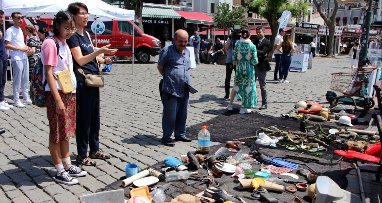 İstanbul’da şaşkınlık yaratan görüntü: Büyü yapıp denize atıyorlar