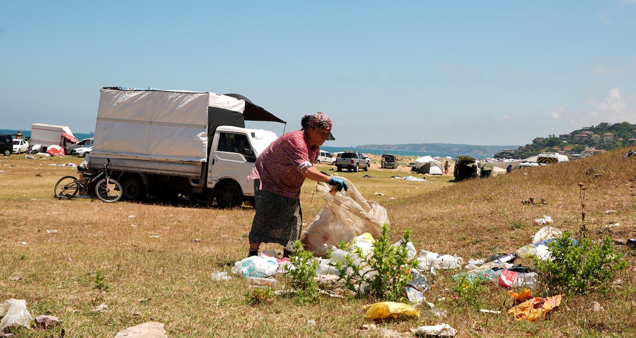 İstanbul’da utandıran görüntüler… Tatilciler döndü, çöpleri kaldı