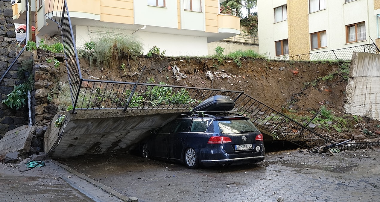 İstinat duvarı yıkıldı, ölümden böyle döndü