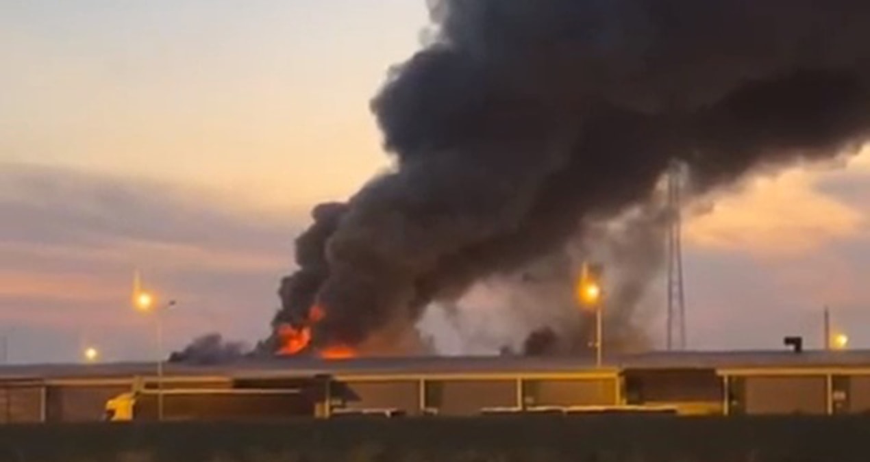 İşyerini kundaklamaya çalışan kişi linçten polis kurtardı