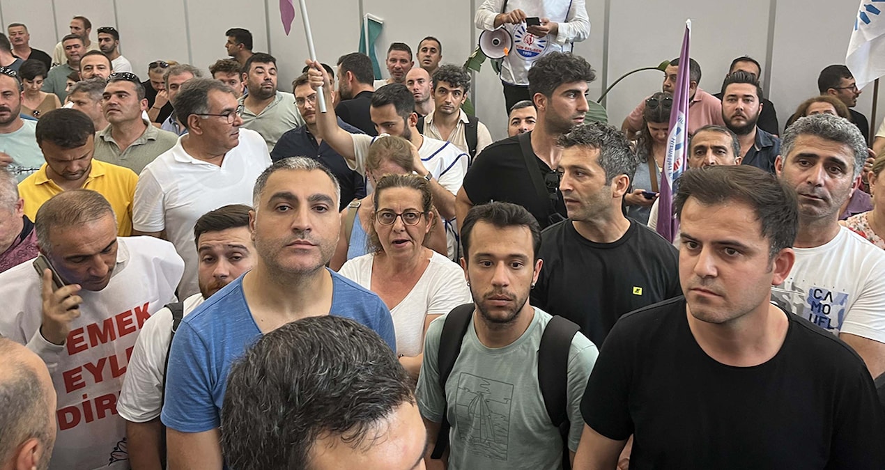 İzmir Büyükşehir Belediyesi’nde memurlar iş bıraktı