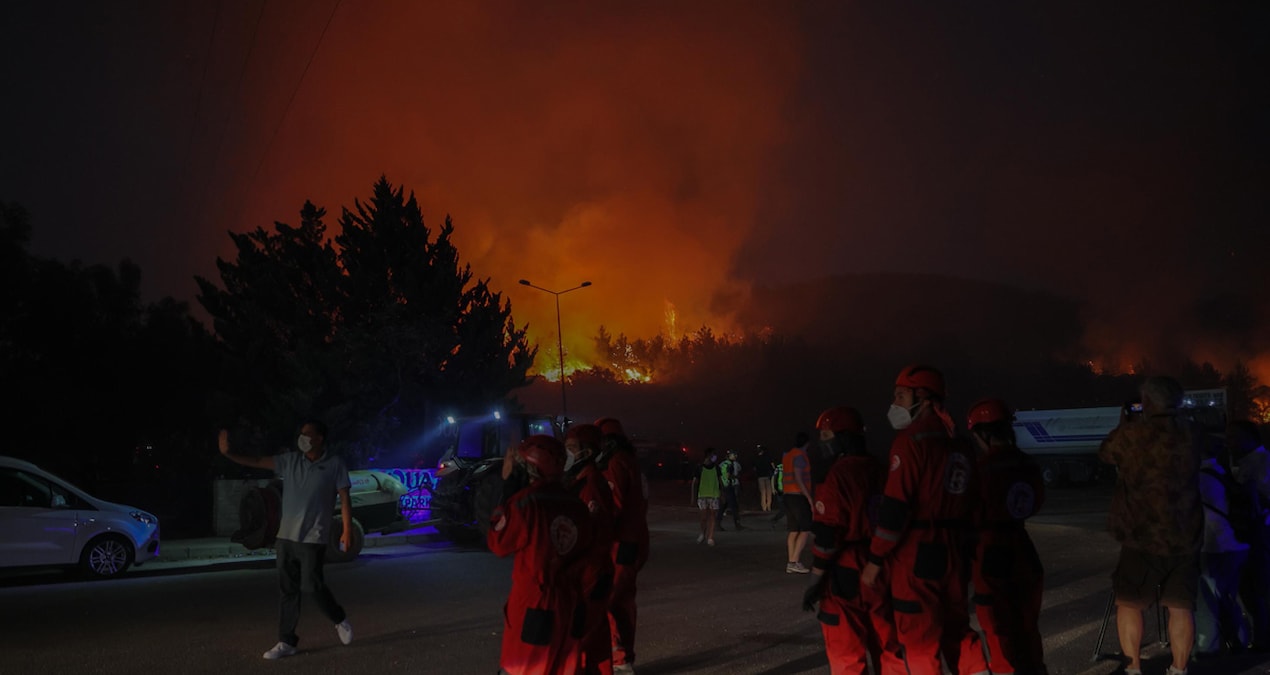İzmir Selçuk’ta büyük yangın: Evler ve oteller boşaltıldı