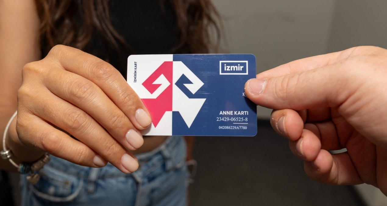 İzmir’de ‘Anne Kart’ dağıtılmaya başlandı