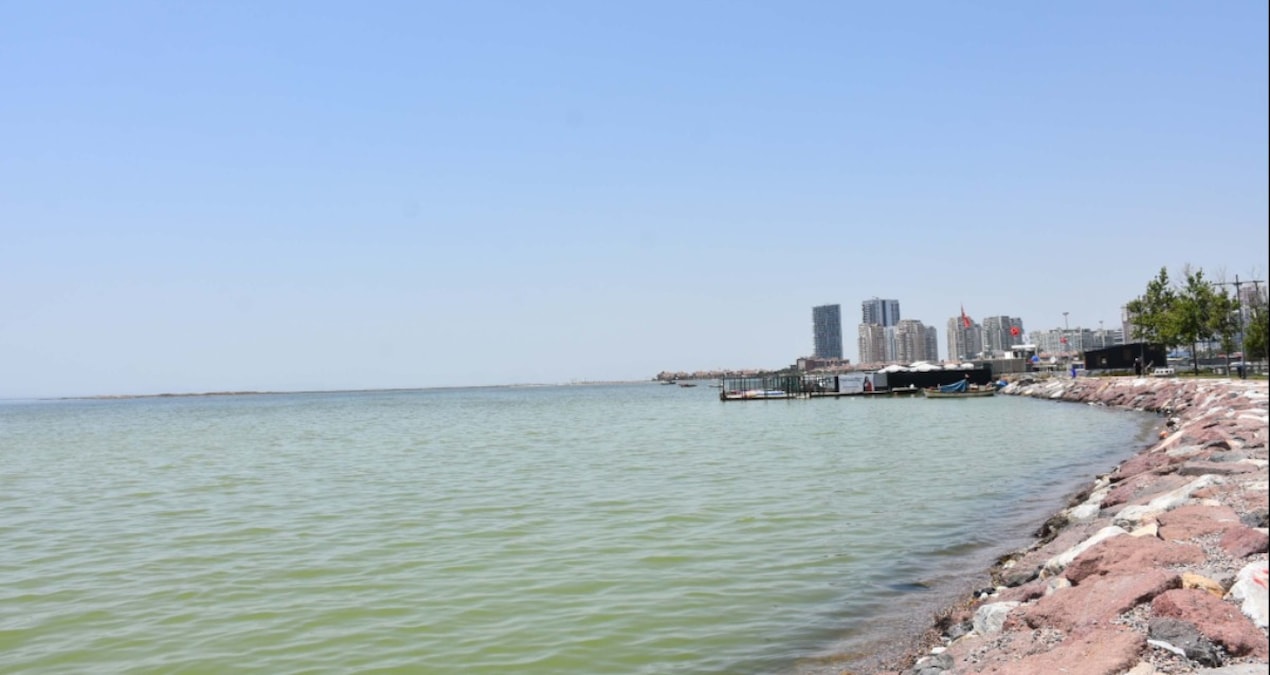 İzmir’de korkutan görüntü! Denizin rengi değişti