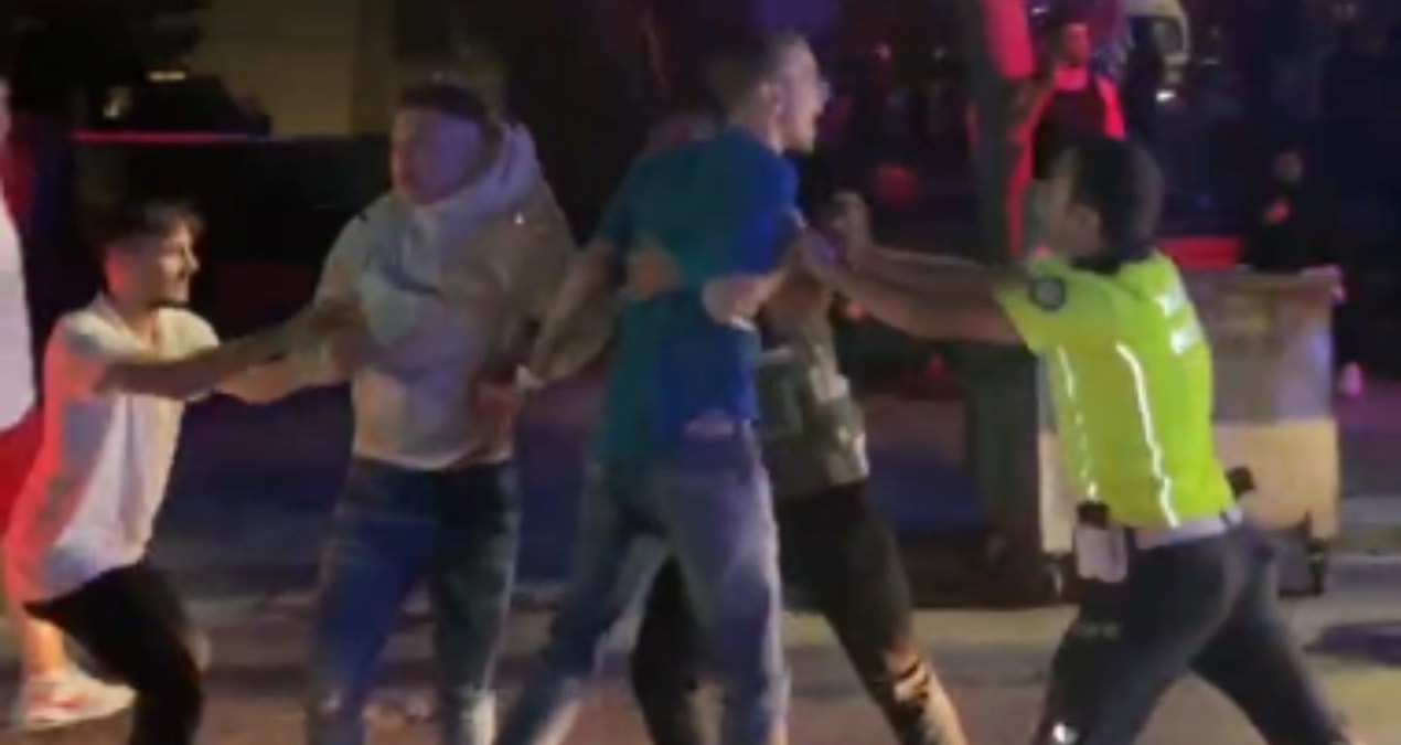 Kadıköy’de taraftarlar arasında kavga çıktı