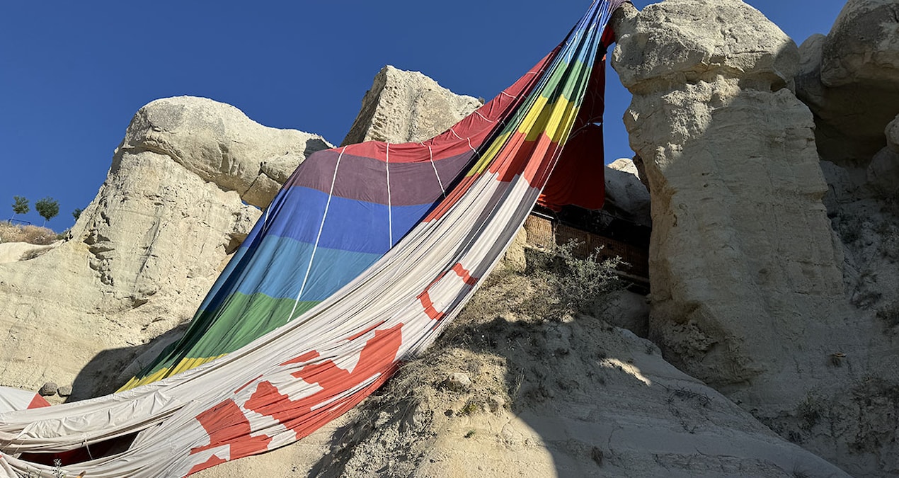 Kapadokya’da faciadan dönüldü: Balon, kayalıklara sıkıştı