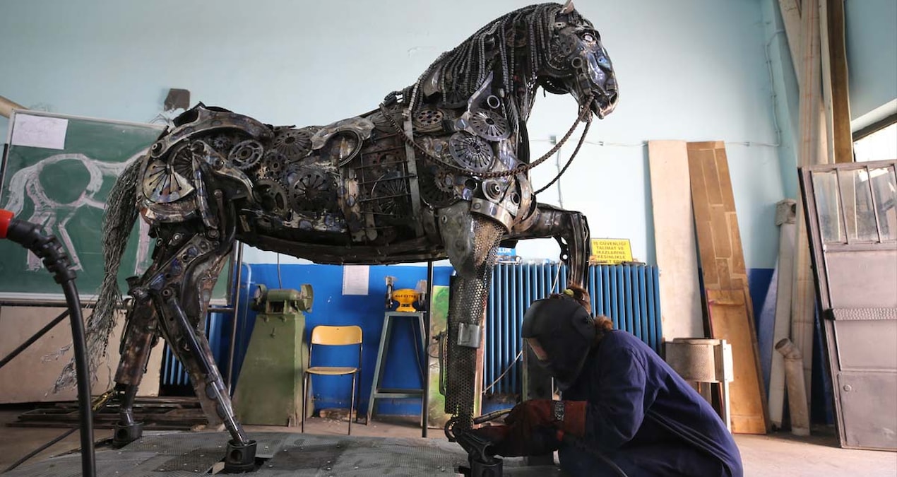 Kırklarelili heykeltıraş hurdalardan ‘Trak atı’ yaptı