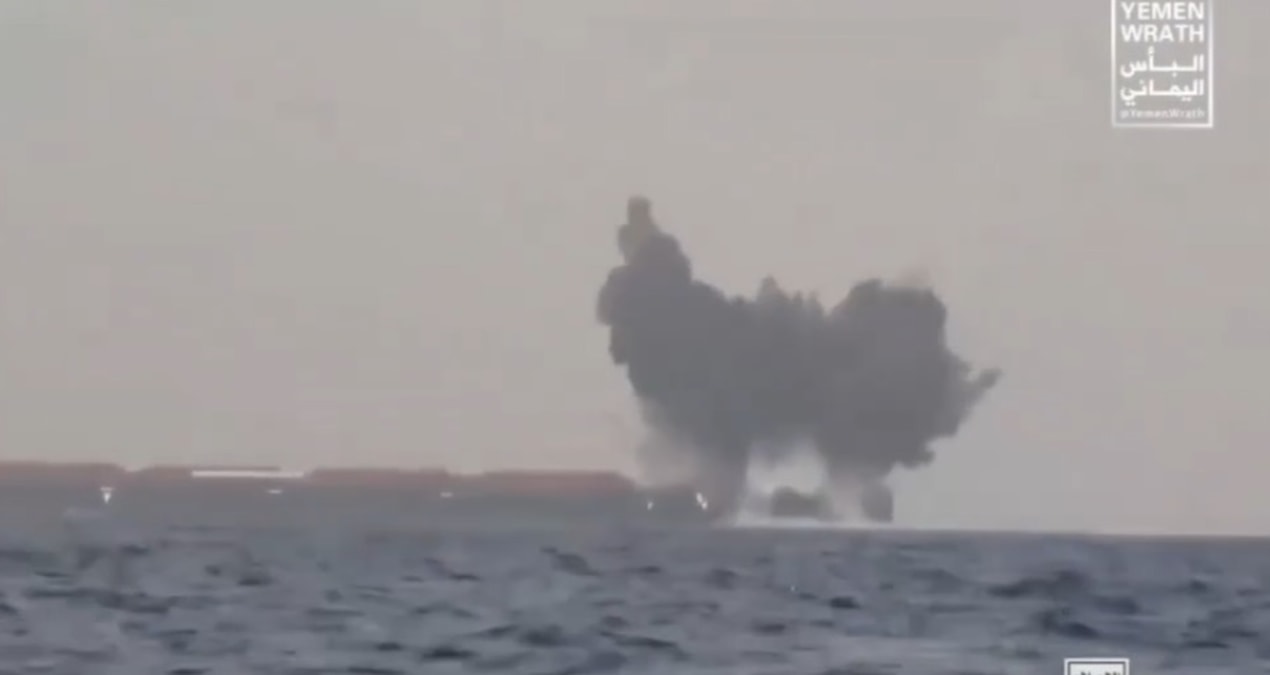 Kızıldeniz’de korkutan görüntüler: Husiler, Yunan gemisini böyle batırdı