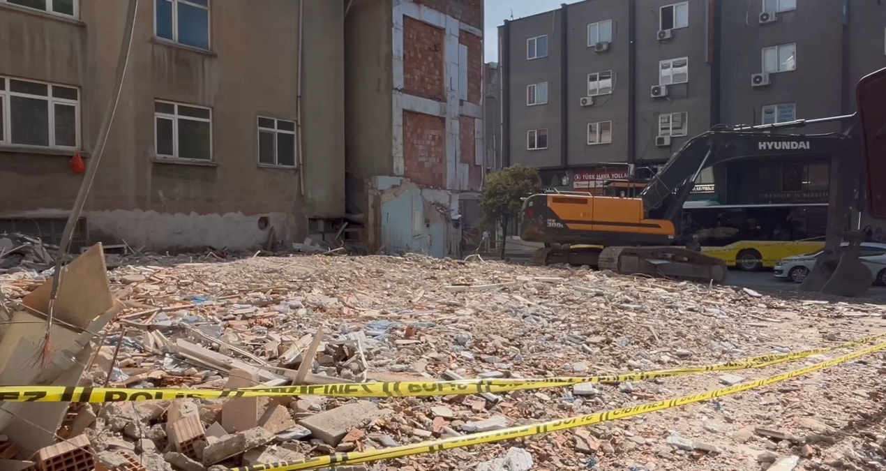 Küçükçekmece’de çöken binanın yanındaki bina kontrollü şekilde yıkıldı