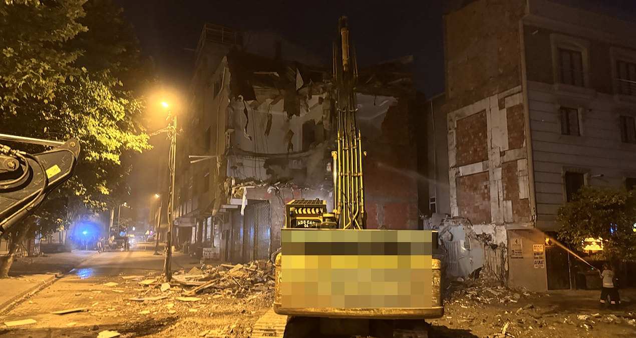 Küçükçekmece’de güvenlik nedeniyle tahliye edilen bina yıkılıyor