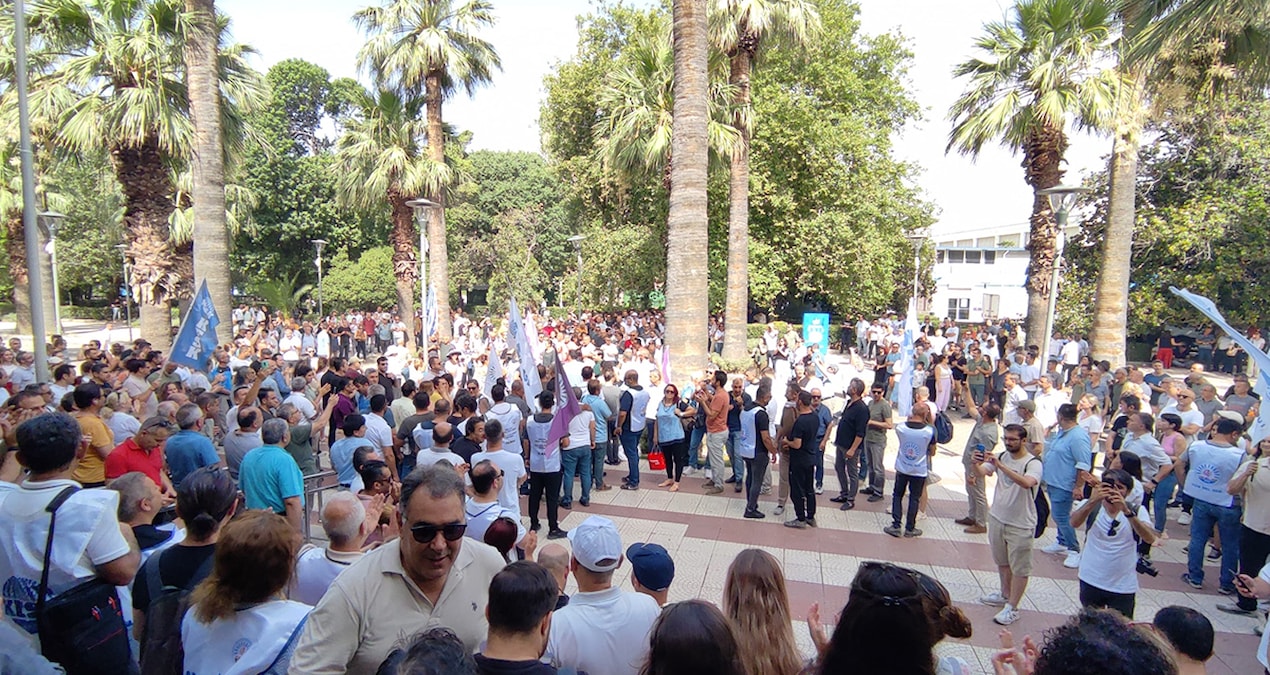 Memurlar eyleme geçti, belediyeye Çevik Kuvvet geldi