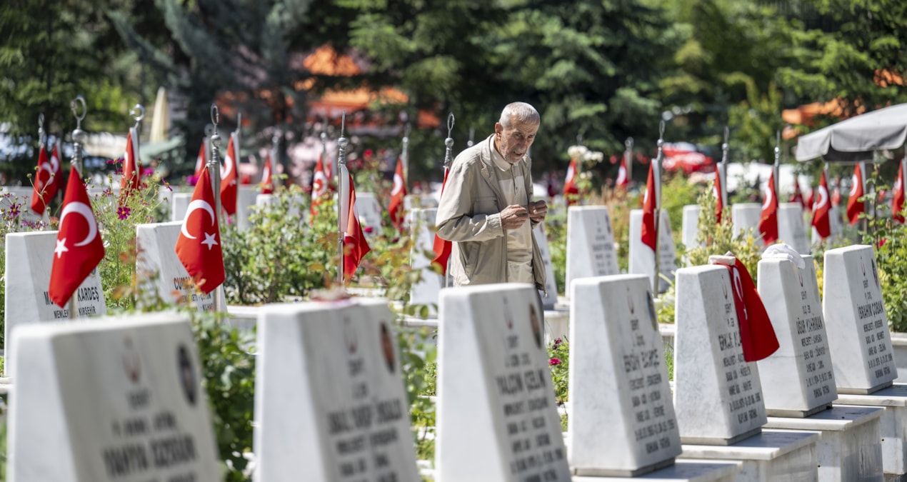 Mezarlıklar ve şehitliklere ziyaretçi akını